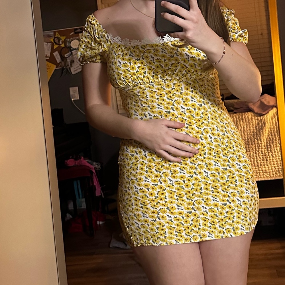 COPY - cute dainty dress w lace design on the neckline 💛